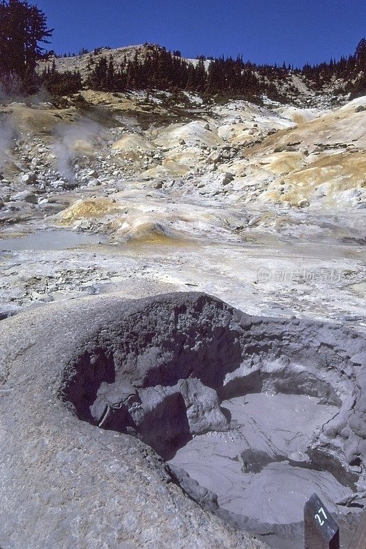 在加州拉森火山国家公园的Bumpass Hell，沸腾的泥坑和喷气孔